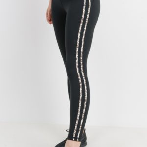 Este par de leggings muy sutil (pero aún feroz) presenta el borde estampado Snow Jaguar exclusivo de Mono B en la punta de la banda de cintura alta, así como dos rayas en cada lado.